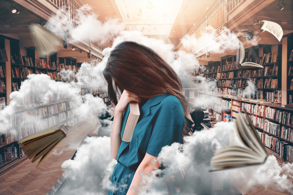ragazza dentro libreria