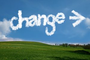 scritta change con freccia su cielo azzurro
