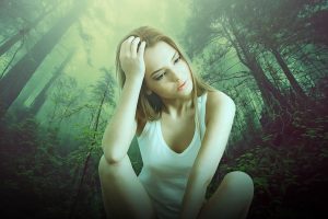 ragazza in una foresta che pensa